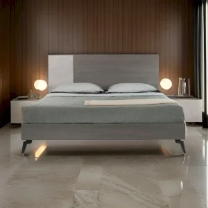 Letto a piattaforma Leen King Size, Gambe in metallo nere, Testiera a pannelli grigia